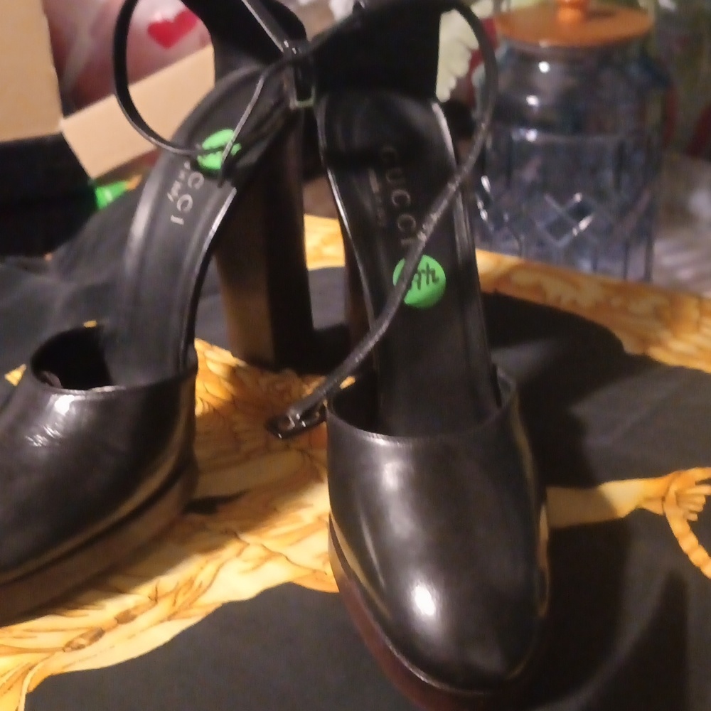 Gucci Women's Ankle Strap Platform Pump - Picture 4 of 11